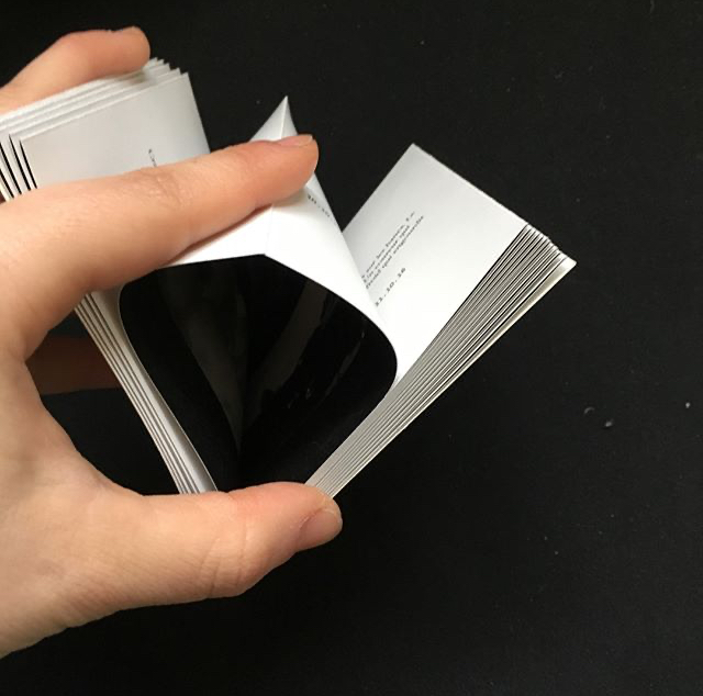 Il s'agit d'une édition, un livre par mois avec un court texte et les images cachées dans les pages avec une reliure à la française, vue de l'intérieur des pages doubles.